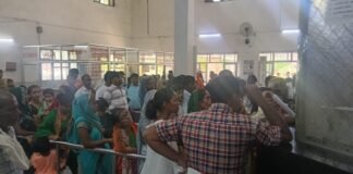 लोहिया अस्पताल में उमड़ी भारी भीड़, पर्चा काउंटर पर महिलाओं का हंगामा, व्यवस्था चरमराई