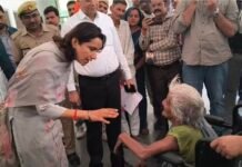 “कुर्सी नहीं, करुणा बड़ी” डीएम डॉ. अंकुर लाठर बनी बुजुर्ग मां के लिए सहारा