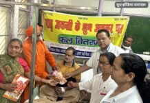 मातृ जयंती पर सेवा और संवेदना की मिसाल: जिला अस्पताल में फल वितरण कर मरीजों का बढ़ाया मनोबल