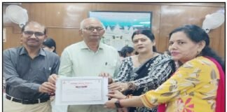 माफिया के परिजनों का बढ़ा सम्मान, डीएम के सामने मीनाक्षी ने बांटे प्रशस्ति पत्र्र