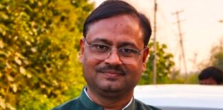 माफियातंत्र के दबाव में डीएम फर्रुखाबाद आशुतोष कुमार द्विवेदी गलत आख्या लगा सुरक्षा रोकी, – शासन को किया जा रहा गुमराह