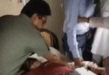 जिला अस्पताल में बिजली गुल, टॉर्च की रोशनी में चला इलाज