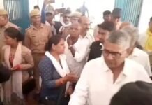 अधिवक्ताओं का विरोध, महिला एलआईयू कर्मी पर अनुचित व्यवहार का आरोप