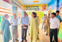 डीएम ने बच्चों से पढ़वाकर परखी गुणवत्ता, व्यवस्थाओं में सुधार के दिए निर्देश