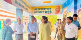 डीएम ने बच्चों से पढ़वाकर परखी गुणवत्ता, व्यवस्थाओं में सुधार के दिए निर्देश