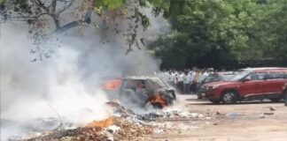 दीवानी परिसर की पार्किंग में भीषण आग, पांच कारें जलीं; कूड़े से उठी चिंगारी पर शक