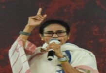 बंगाल चुनाव में उबाल: फ्लाइट देरी पर भड़कीं ममता बनर्जी