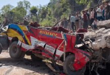 बस हादसा: खाई में गिरी बस से 21 की मौत, 60 से अधिक घायल, पीएम मोदी ने किया 2 लाख रुपये मुआवजे का एलान