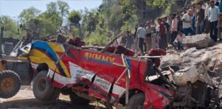 बस हादसा: खाई में गिरी बस से 21 की मौत, 60 से अधिक घायल, पीएम मोदी ने किया 2 लाख रुपये मुआवजे का एलान