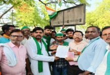 बिजली कटौती व लो-वोल्टेज से नाराज किसानों का प्रदर्शन, एसडीओ का पुतला फूंका