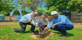 “विश्व पृथ्वी दिवस पर भरवारा एसटीपी में पौधरोपण: हरियाली बढ़ाने को सुएज का संकल्प”