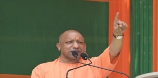 सीएम योगी की पहली जनसभा: योगी जी बुलडोजर लाओ, हम तुम्हारे साथ हैं