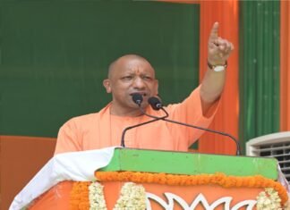 सीएम योगी की पहली जनसभा: योगी जी बुलडोजर लाओ, हम तुम्हारे साथ हैं