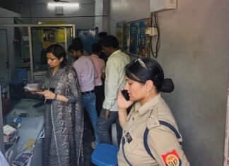 गैस एजेंसी पर डीएम-एसपी का छापा बिना सिलेंडर दिए “डिलीवरी” का मैसेज देने पर फटकारा