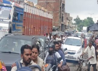 टाउन हॉल तिराहे कै पास जाम का ‘तांडव’, भीषण गर्मी में बिलबिलाये लोग