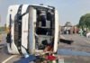 सुल्तानपुर के पूर्वांचल एक्सप्रेसवे पर लग्जरी बस पलटने से 30 घायल, 10 की हालत गंभीर