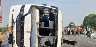 सुल्तानपुर के पूर्वांचल एक्सप्रेसवे पर लग्जरी बस पलटने से 30 घायल, 10 की हालत गंभीर