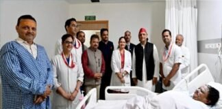 अखिलेश की सियासत, न हसने दे न रोने, जब अस्पताल पहुंचे सपा सुप्रीमो
