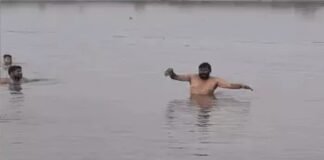 गंगा स्नान करते समय बह गए चार युवक, तलाश जारी