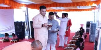 मुख्यमंत्री ने परोसा मिड-डे मील, बच्चों से कहा- रोज स्कूल आना