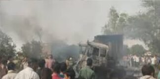 फिरोजाबाद में भीषड़ सड़क हादसा, आमने-सामने की टक्कर में दो डंपर चालक की जलकर मौत