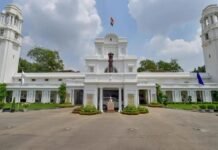 दिल्ली विधानसभा में सुरक्षा में बड़ी चूक, बैरियर तोड़कर घुसी कार से मचा हड़कंप