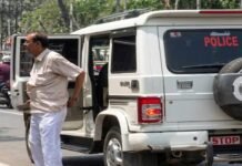 पश्चिम बंगाल: TMC प्रत्याशी ने पुलिस वाहन का किया इस्तेमाल, EC ने थानेदार को किया सस्पेंड