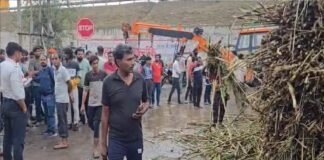 अनियंत्रित ट्रक कार पर पलटा, बाल-बाल बचे सवार—दमकल ने किया रेस्क्यू