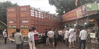 दुकान में घुसी बेकाबू डीसीएम, चालक की सूझबूझ से टला बड़ा हादसा