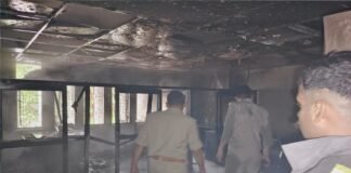 विकास भवन में मनरेगा कार्यालय में अचानक लगी आग, मची भगदड़