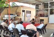 नवाबगंज थाने में आयोजित समाधान दिवस में थानाध्यक्ष राजीव कुमार ने लोगों की समस्याओं को सुना