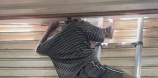 गाजियाबाद: क्लिनिक में चोरी करने आया चोर शटर और दीवार के बीच फंसा