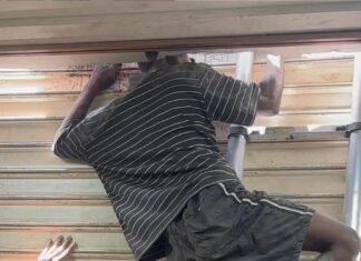 गाजियाबाद: क्लिनिक में चोरी करने आया चोर शटर और दीवार के बीच फंसा