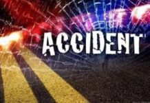 तेज रफ्तार कार रेलिंग तोड़ते हुए पुल से 50 फीटे नीचे गिरी, 3 लोगों की मौत, 2 की हालत गंभीर