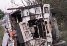 शादी से लौट रही बारातियों से भरी बस और ट्रक की भीषण टक्कर, 6 की मौत, 7 घायल