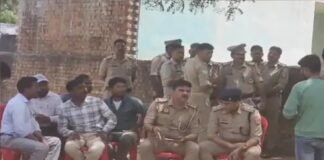 आंवला में अंबेडकर मूर्ति स्थापना पर विवाद, प्रशासन ने रोका काम