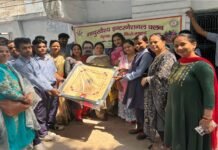 माथुर वैश्य इंटरनेशनल कृष्णा क्लब द्वारा सुहागनगर स्थित राष्ट्रीय मूक-बधिर स्कूल में बच्चों के मनोरंजन हेतु कैरम बोर्ड प्रदान किए गए