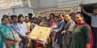 माथुर वैश्य इंटरनेशनल कृष्णा क्लब द्वारा सुहागनगर स्थित राष्ट्रीय मूक-बधिर स्कूल में बच्चों के मनोरंजन हेतु कैरम बोर्ड प्रदान किए गए