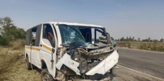 सिंधौली में डंपर-मैजिक टक्कर में महिला-बच्चे सहित तीन घायल:प्राथमिक उपचार के बाद जिला अस्पताल रेफर