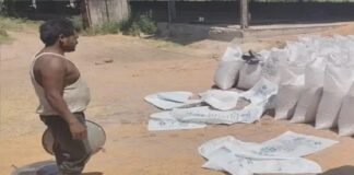 गेहूं खरीद धीमी, बोरे की कमी से किसानों को हो रही परेशानी