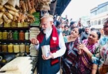 प्रोटोकॉल तोड़ आम जनता के बीच पहुंचे पीएम मोदी, सड़क किनारे दुकान पर चखी झालमुड़ी, तस्वीरें हुईं वायरल