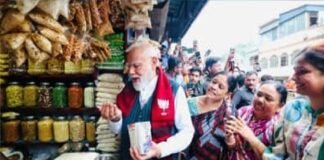 प्रोटोकॉल तोड़ आम जनता के बीच पहुंचे पीएम मोदी, सड़क किनारे दुकान पर चखी झालमुड़ी, तस्वीरें हुईं वायरल