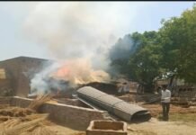 इकलहरा गांव में भीषण आग से झोपड़ी जली, भूसा और अनाज खाक—ग्रामीणों की तत्परता से टला बड़ा हादसा