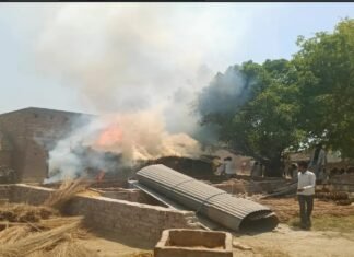 इकलहरा गांव में भीषण आग से झोपड़ी जली, भूसा और अनाज खाक—ग्रामीणों की तत्परता से टला बड़ा हादसा