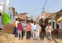 नाले के निर्माण में देरी से नाराज व्यापारियों का प्रदर्शन, मुख्य बाजार मार्ग पर लगाया जाम