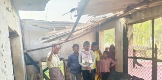 संदिग्ध हालात में उठीं आग की लपटें, पलभर में उजड़ गई गरीब दुकानदार की दुनिया