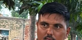 बीती रात ओवरब्रिज पर दर्दनाक हादसा बंडा थाने में तैनात सिपाही दिनेश चौधरी की कार दुर्घटना में मौत कार के उड़े परखच्चे,,