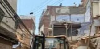 दालमंडी में चला बुलडोजर, 43 भवनों के ध्वस्तीकरण से इलाके में हड़कंप