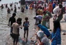 बुद्ध पूर्णिमा पर आस्था का सैलाब: गंगा घाटों पर उमड़ी भीड़, हजारों श्रद्धालुओं ने लगाई पवित्र डुबकी