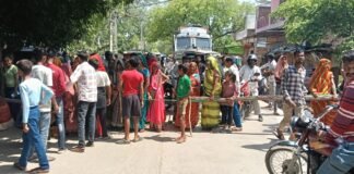 श्याम नगर में बिजली के लटकते तारों और स्मार्ट मीटर के विरोध में महिलाओं का फूटा गुस्सा, सड़क जाम कर किया प्रदर्शन
